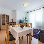 Lena - Three-bedroom With Balcony And Sea View Apartman *