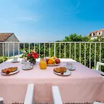 Lena - Three-bedroom With Balcony And Sea View