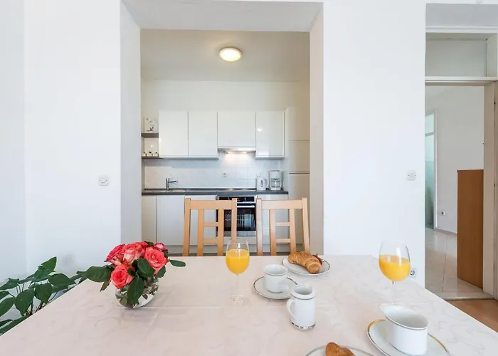 Lena - Three-bedroom With Balcony And Sea View