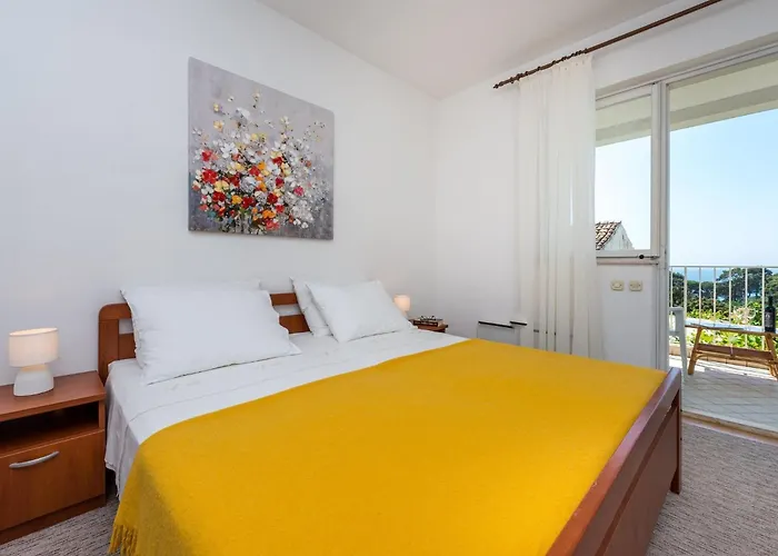 Lena - Three-bedroom With Balcony And Sea View Apartmán