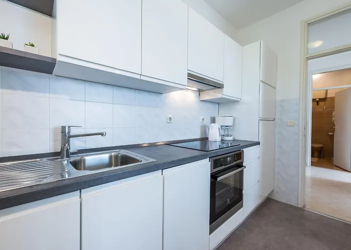 Lena - Three-bedroom With Balcony And Sea View 아파트